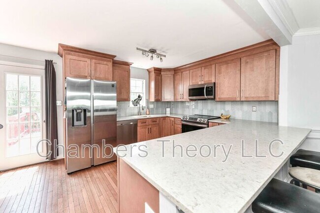 Photo - 565 Radford Terrace NE