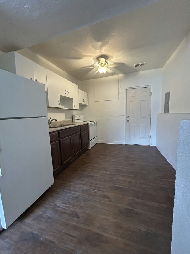 Building Photo - 730 W 25th St Unit C