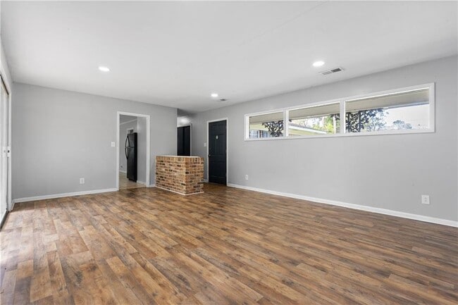 Photo - 207 Cache Cir