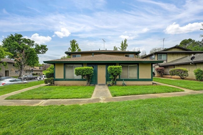 Building Photo - Beautifully Renovated Unit