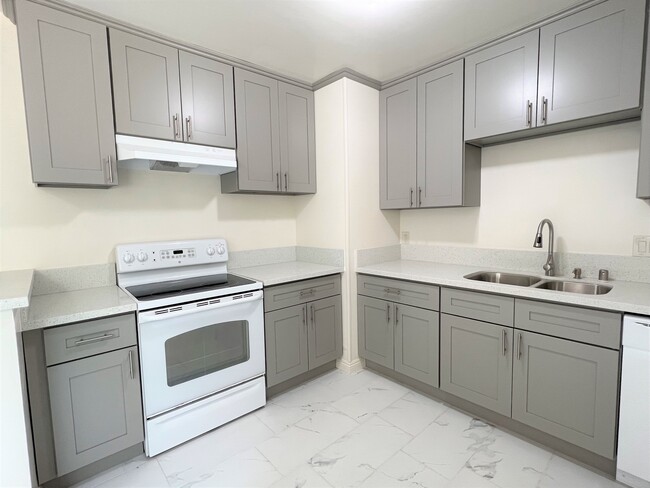 Building Photo - The Kenwood Rental