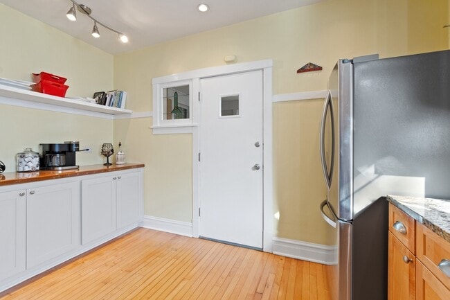 Photo - 1760 Henley St