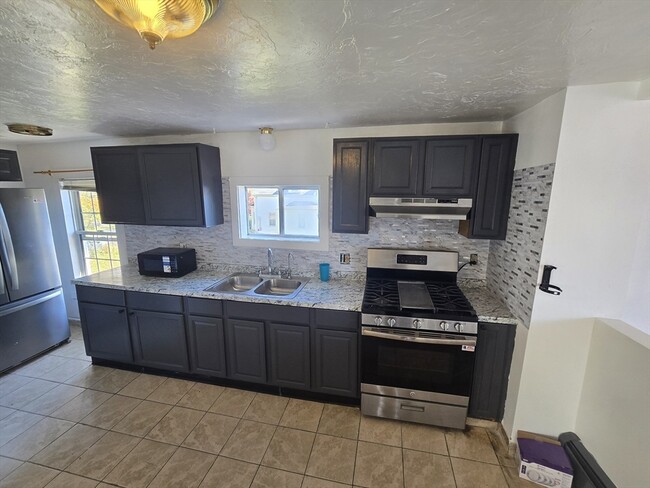 Building Photo - 176 Green St Unit 2