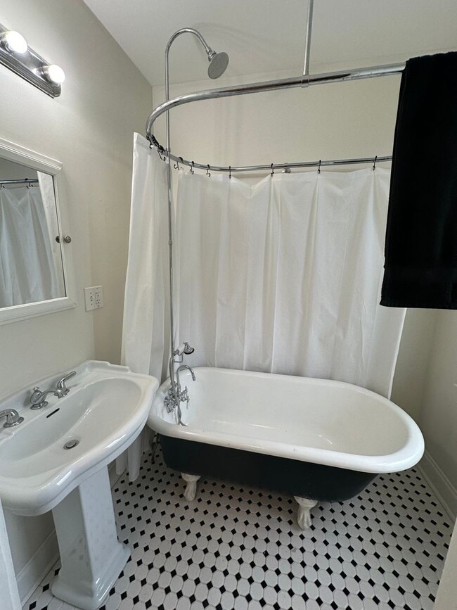 Photo - 1841-1843 Edgeland Ave Unit 1841 Edgeland Ave