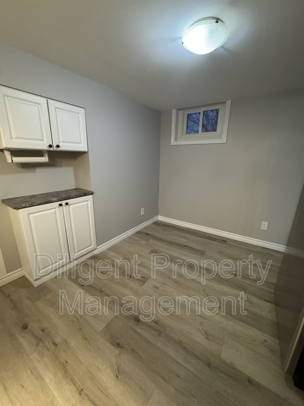 Photo - 736 Stormont St