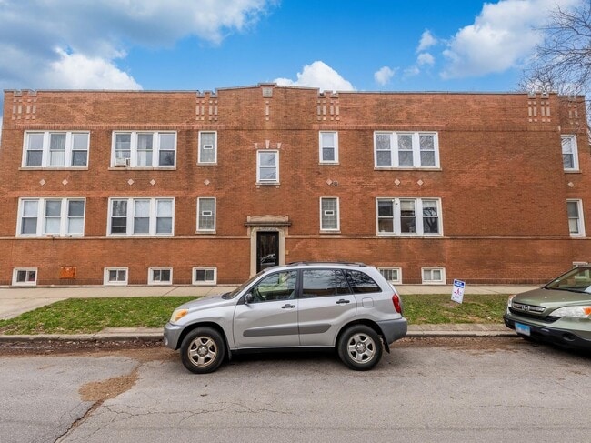 Building Photo - 3825 W Roscoe St