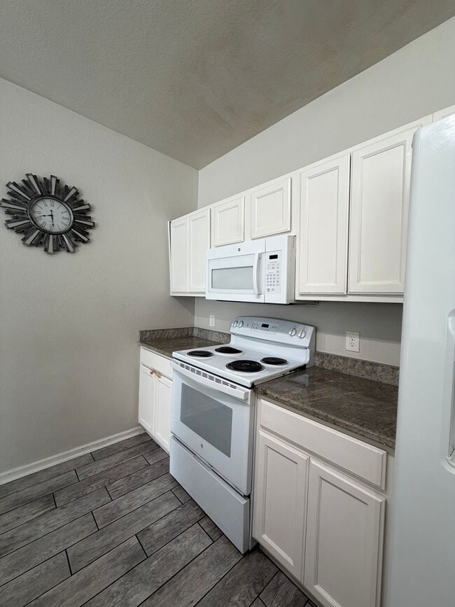 Building Photo - Beautifully Updated 3Bed/2.5Bath Townhouse in the Heart of Destin