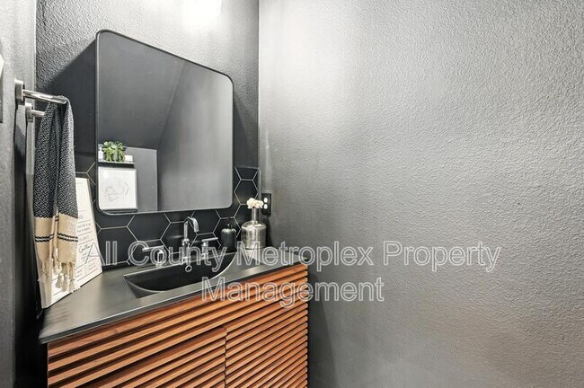 Photo - 7513 Laburnam Rd