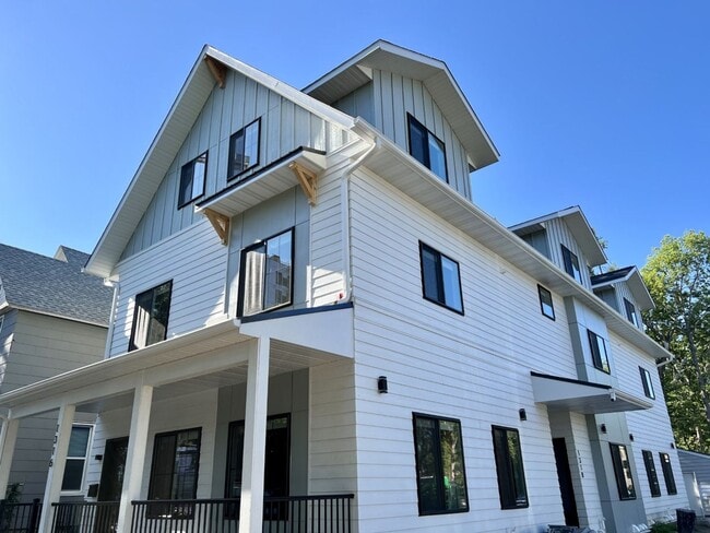 Building Photo - 1316 SE 8th St Unit 1320 8th St SE Rental