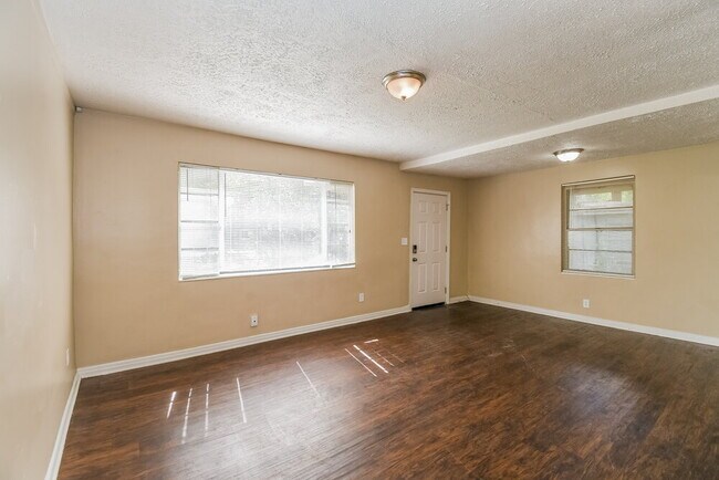 Photo - 3041 Detroit Cir N