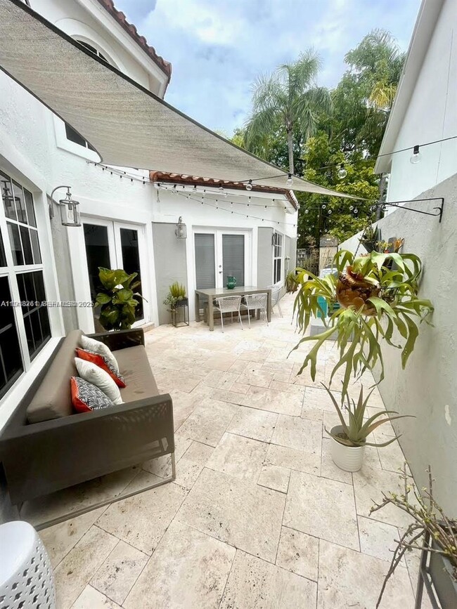 Building Photo - 3070 Allamanda St Unit J