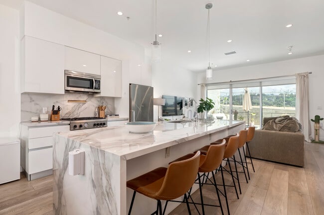 Building Photo - 957 Figueroa Ter Unit 313