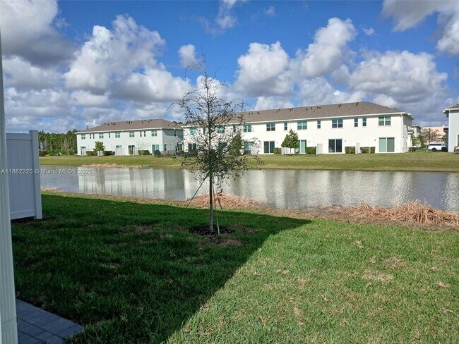 Photo - 519 Rivergrass St