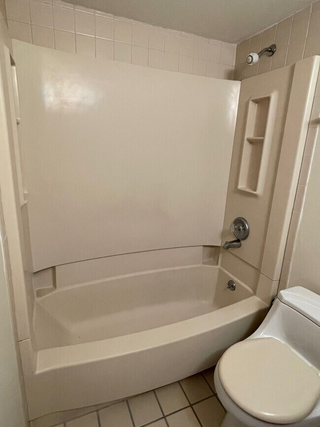 Bathroom Tub - 9 Manchester Ave Unit 1 Maria