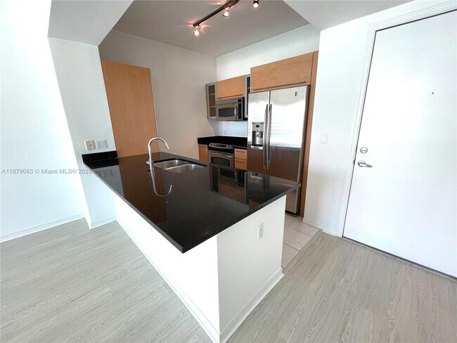 Building Photo - 950 Brickell Bay Dr Unit 3902