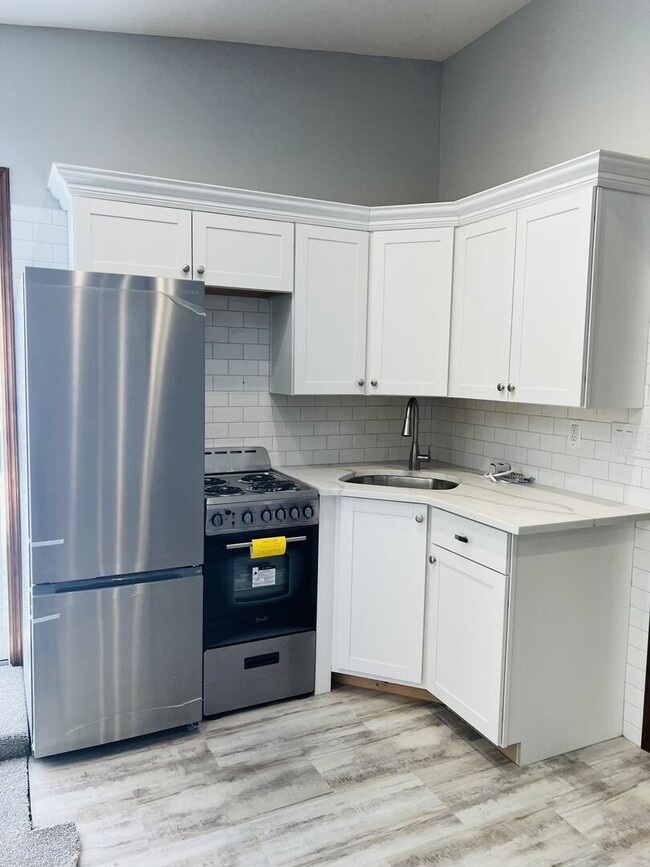 New kitchen stainless appliances and quartz counter tops - 171 Sherry St House