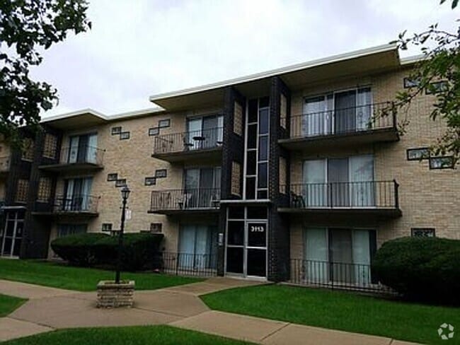 Building Photo - Beautifully Updated 2-Bedroom Condo