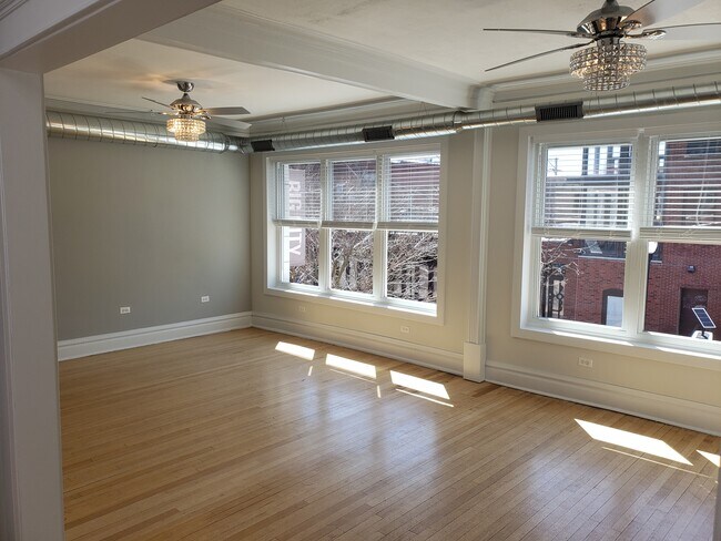 Living and Dining Area - 5301 N Clark St Apartment Unit 2 Rear