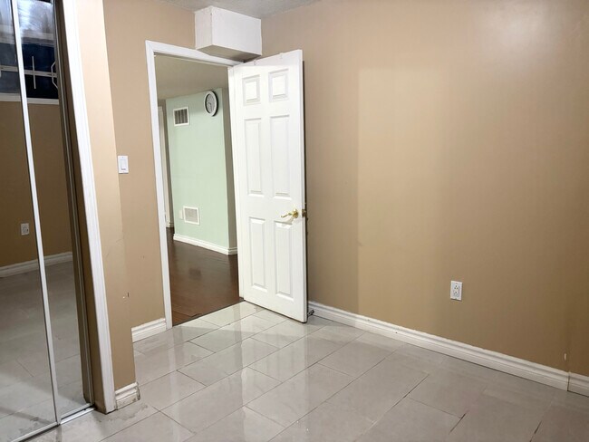 Photo - 2 BED - 2 BATH - BRAMPTOPN - BASEMENT Unité 2