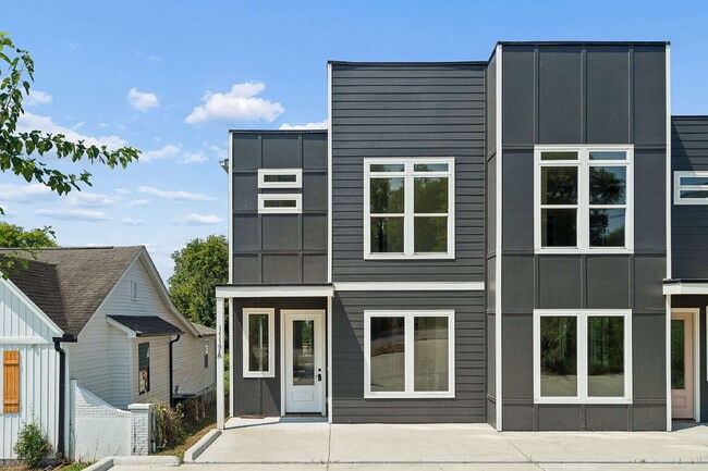 Building Photo - "Chic Nashville Townhouse: 3 Beds, 3 Baths, with Granite Elegance & Cozy Fireplace!"