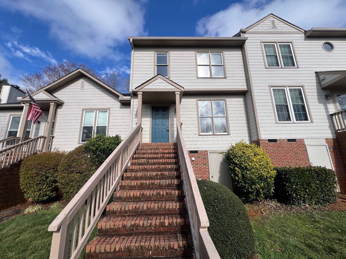 Charming 3BD, 2BA Cary Townhome with a Dec... - Charming 3BD, 2BA Cary Townhome with a Dec...