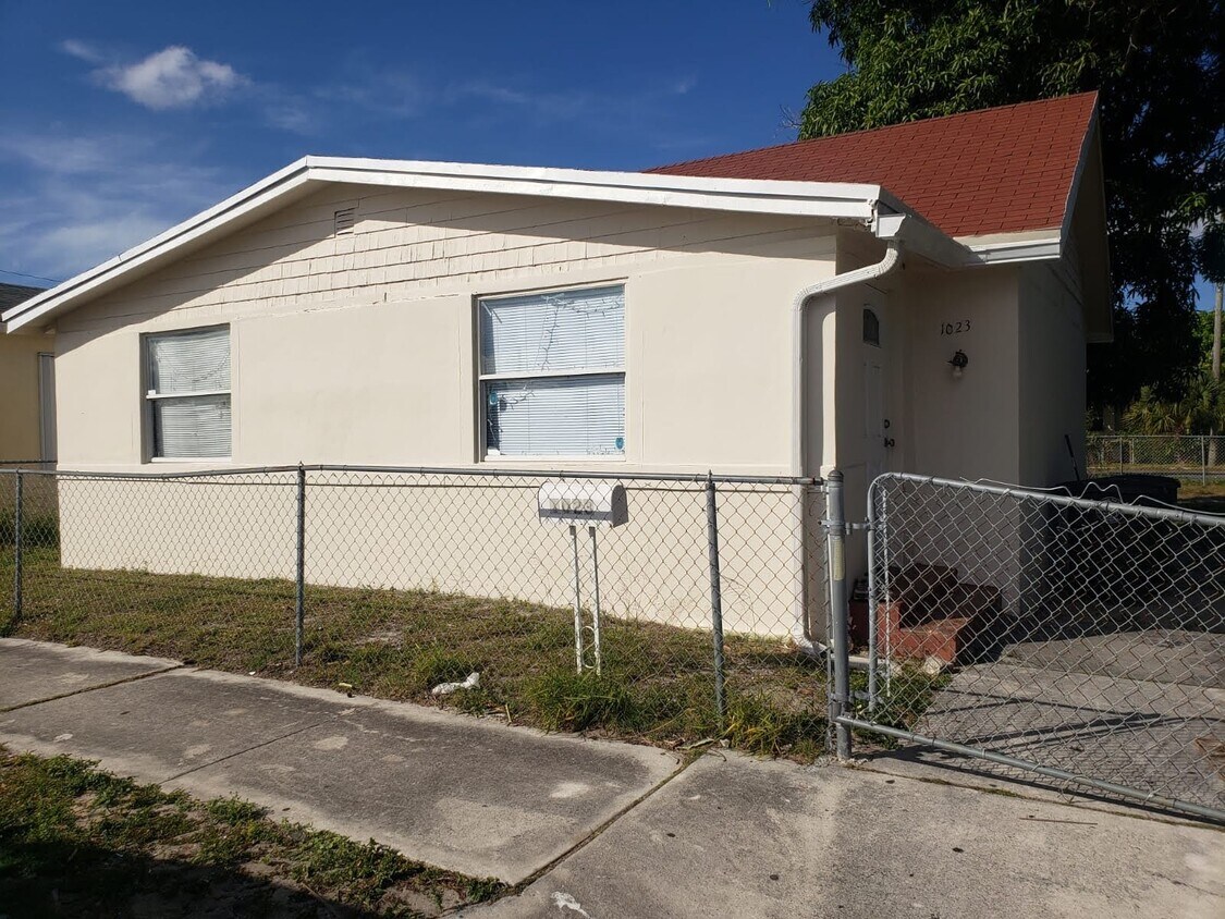 A family home on a huge lot - 1023 State St (West Palm Beach, FL)