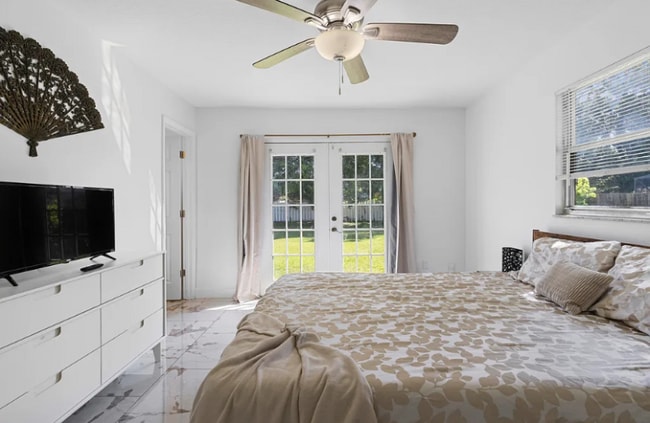 Photo - 733 SE Academy Ln