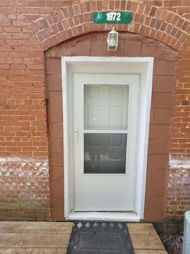 Building Photo - Now Leasing -Madison Co-Comer, GA-2 Bedroom 1.5 Bathroom Apartment in Historic Downtown Comer, GA... Unit 1972 Main St (Suite 101)