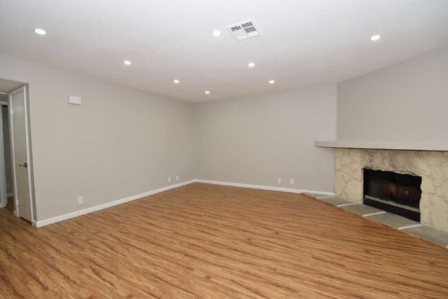 Photo - Stunning 2-Bedroom Condo 2nd Floor at The Lakes! Unidad 201