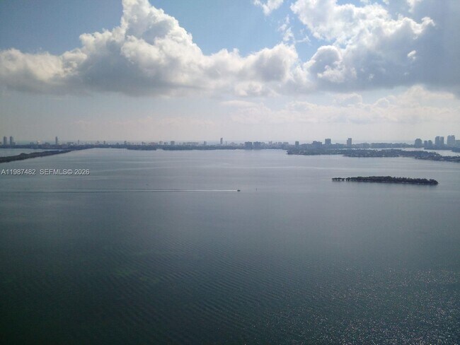 Building Photo - 460 NE 28th St Unit 3705