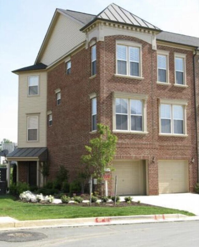 2/Car Garage - 13132 Saint James Sanctuary Dr