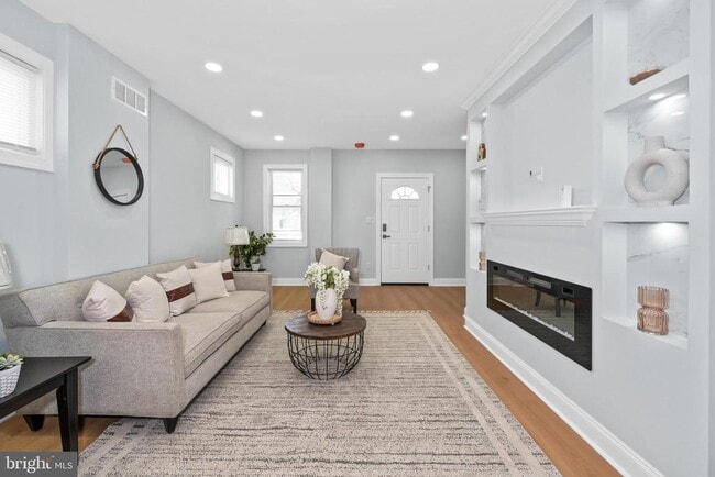 Photo - 504 W 26th St