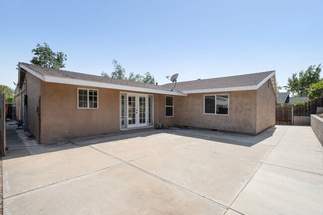 Building Photo - 5288 Manhasset Dr