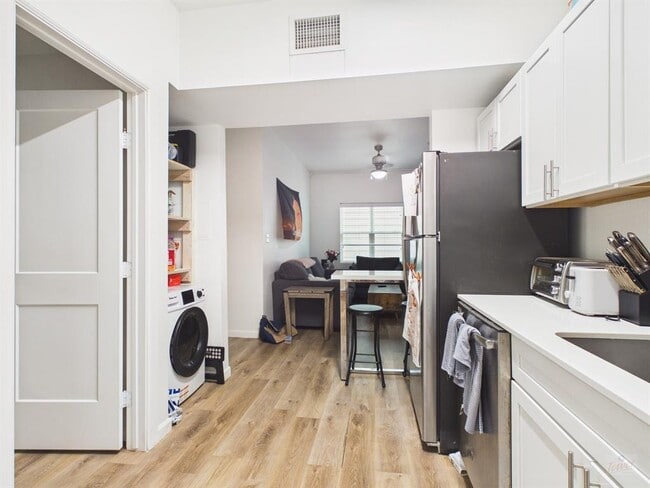 Building Photo - 911 W 22nd St Unit 204