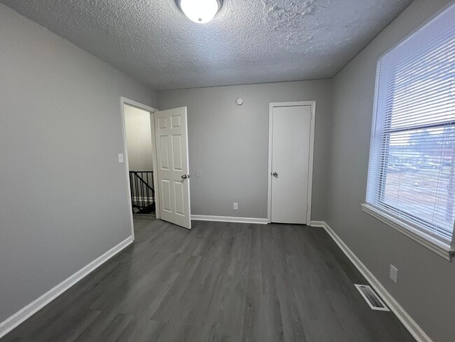 Photo - 226 Greenleaf Cir