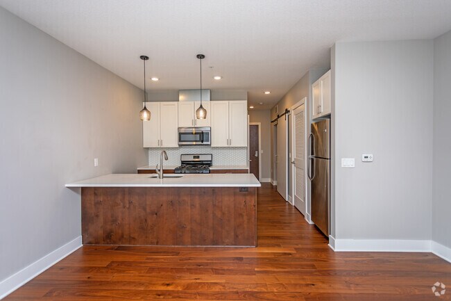 Studio, 1BA - 562SF