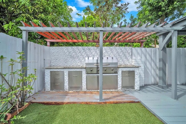 Photo - 835 NW 41st Ct