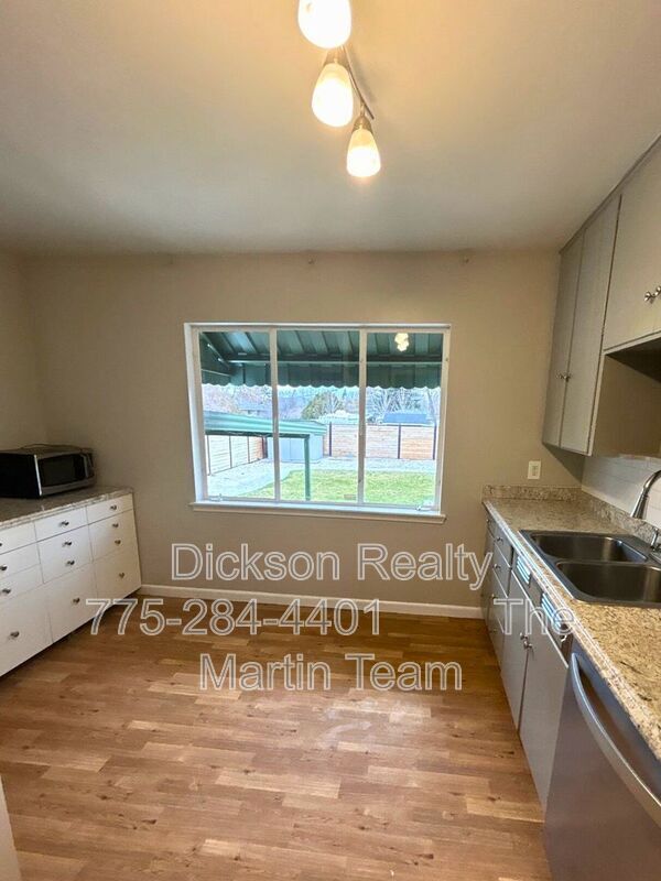 Photo - 320 W Plumb Ln