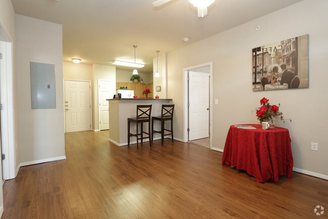 Sala de estar con barra de cocina - Magoffin Park Villas