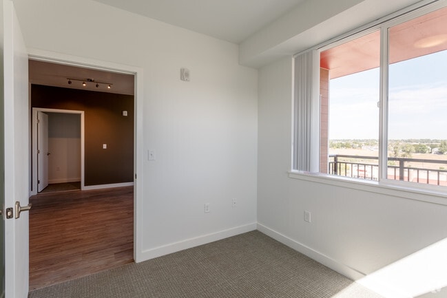 2BD, 1BA - 803 ft²