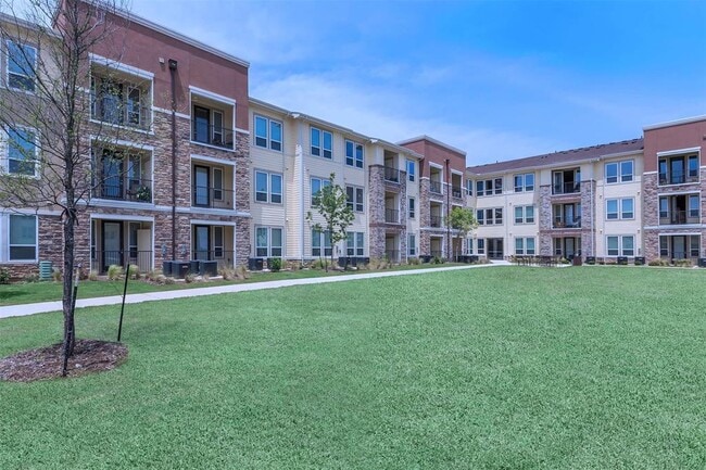 Building Photo - 2401 Golden Heights Rd Rental