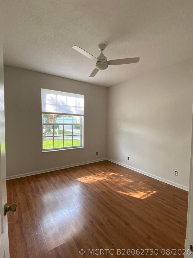 Photo - 880 NW Waterlily Pl
