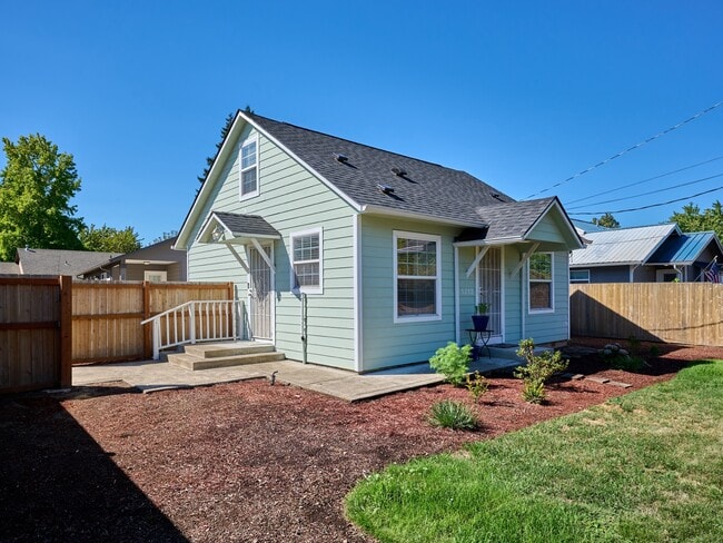 Building Photo - 1212 Alder Dr NE Rental
