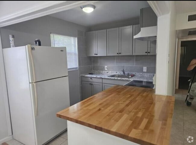 Building Photo - 333 Newport Dr Unit v Rental