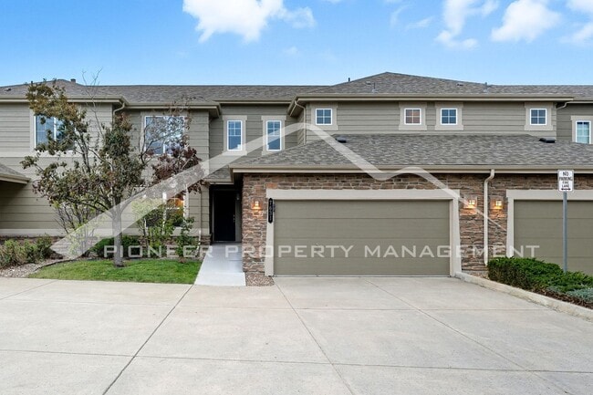 Building Photo - Gorgeous Townhouse with Gas Fireplace and ...
