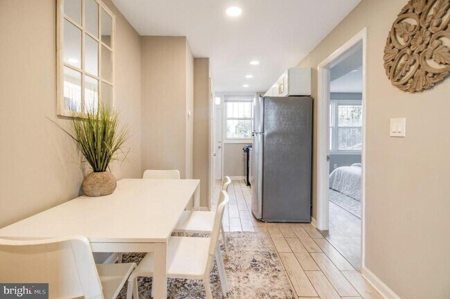 Photo - 1149 Summit St NE