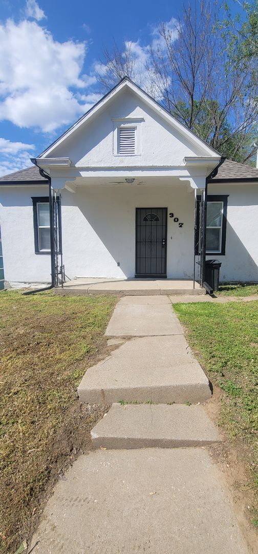 Building Photo - 2 Bedroom House Available With Backyard