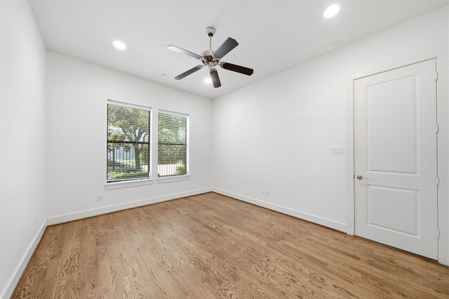 Building Photo - 1206 Delano St