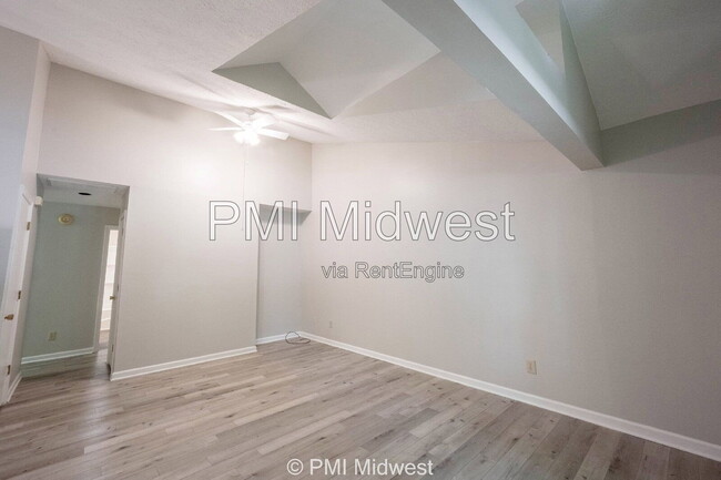 Photo - 100 E King St