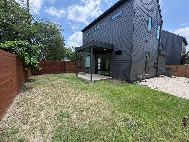 Photo - 1800 Crown Dr
